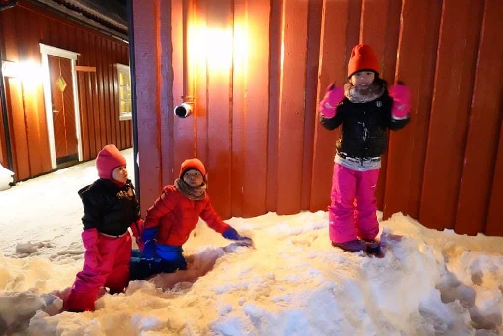 Watching Aurora With Kids From The Warmth of Cabin Hotel 3 Watching Aurora With Kids From The Warmth of Cabin Hotel 3